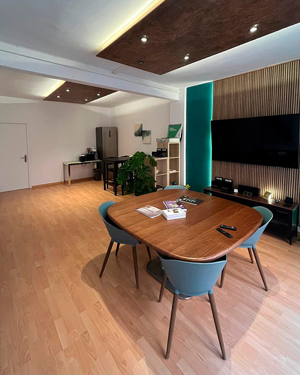 Zona de reunió del showroom de LUXUM STUDIO a Molins de Rei